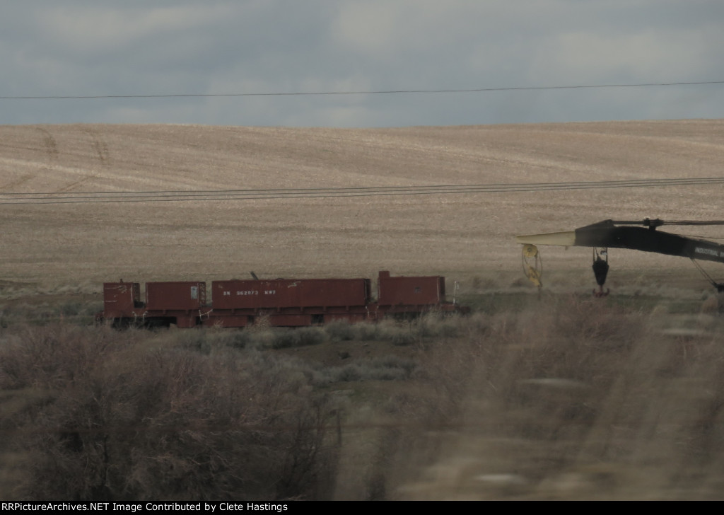 BN 962073, tender car to the BN crane seen on the right.